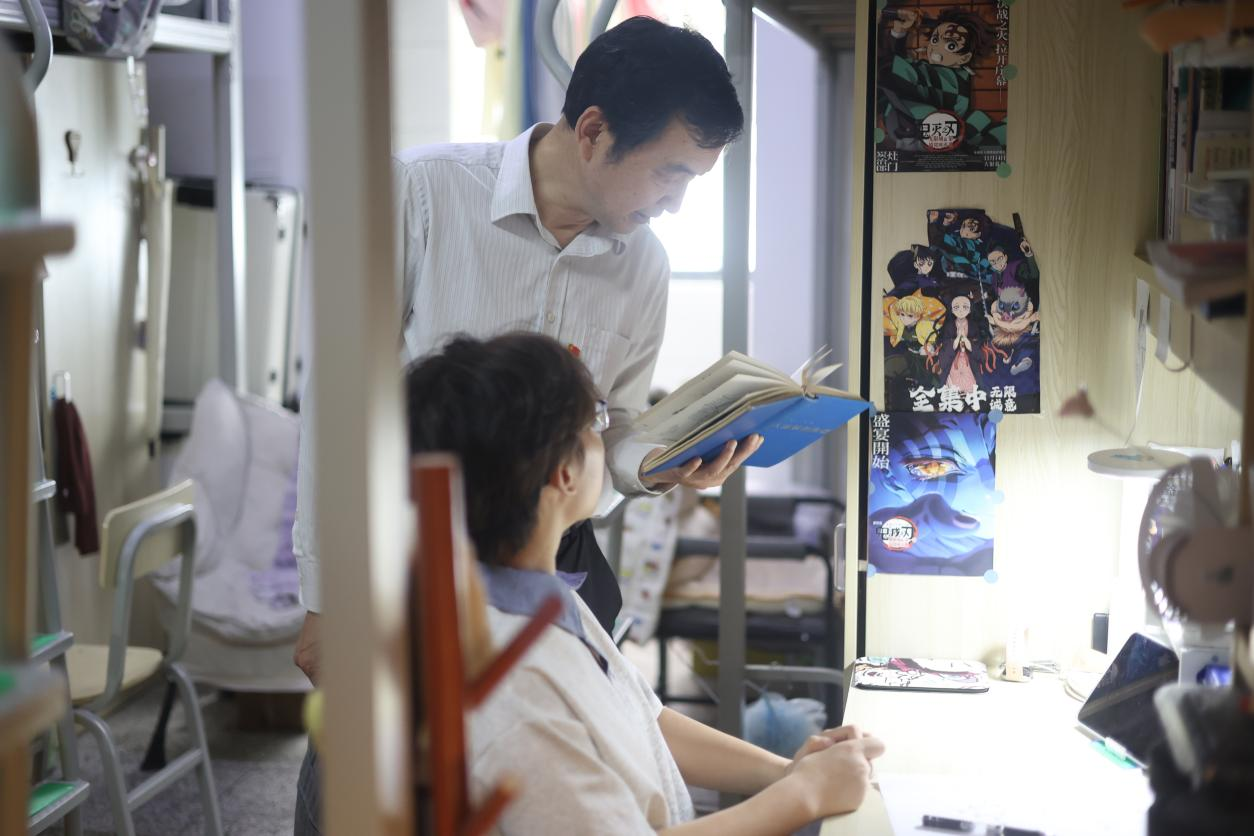 党委书记李建伟深入医学院杏林社区调研座谈